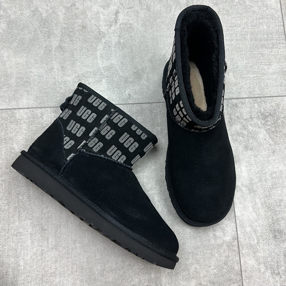 🍁 UGG 🍁 CLASSIC MINI II UGG GRAPHIC BLACK WINTER BOOTS COZY